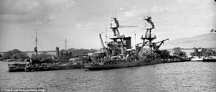 Những con tàu bị hư hại đang dẫn đầu đoàn chiến hạm của Mỹ chuẩn bị bước vào cuộc Chiến tranh Thế giới lần 2