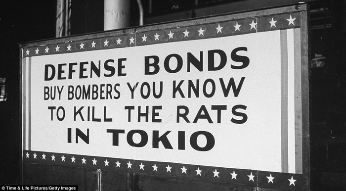 Một tấm bảng khích lệ người Mỹ nỗ lực chiến đấu chống lại người Nhật