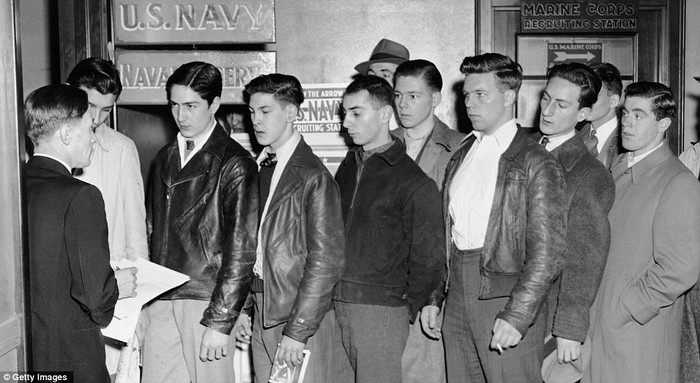Thanh niên Mỹ xếp hàng đăng ký nhập ngũ tại một trạm tuyển quân của Hải quân ở Boston, Massachusetts, một ngày sau khi diễn ra trận Trân Châu Cảng