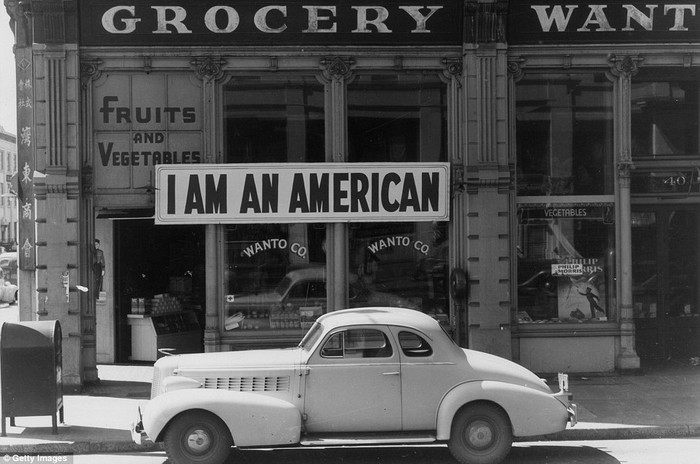 Ngày 8/12, chủ một cửa hàng ở Oakland, California là người gốc Nhật treo tấm biển khẳng định lòng trung thành của mình với nước Mỹ