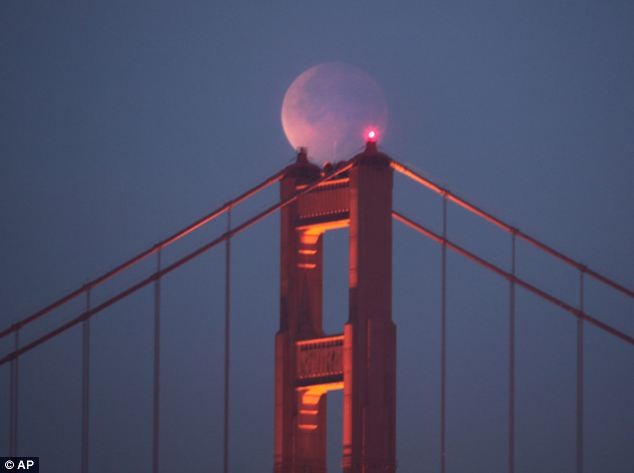 Trên cầu Cổng Vàng, San Francisco, Mỹ