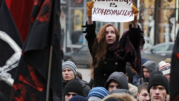 Một người tham gia biểu tình tại Moscow ngày 10/12 giơ khẩu hiệu