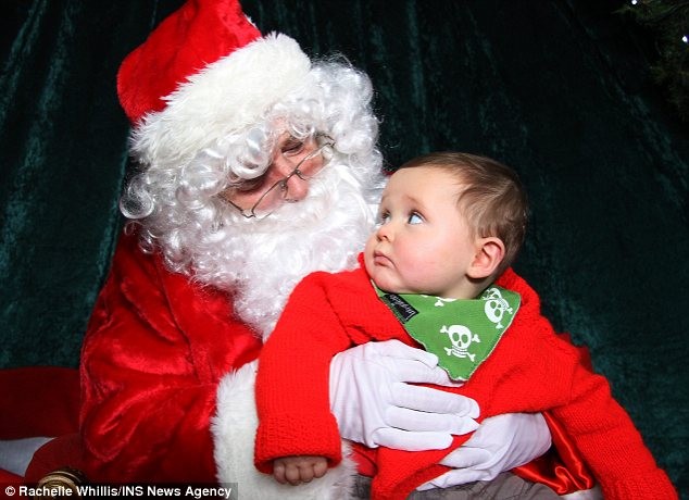 Có lẽ chiếc mặt nạ của ông già Noel này đã khiến cô bé ở Bethlehem sợ hãi và bật khóc