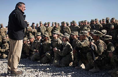 Bộ trưởng Quốc phòng Mỹ Panetta với binh sĩ Mỹ tại Afghanistan (Ảnh: AP)