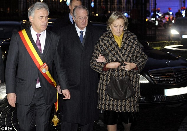 Vua Bỉ Alert II (giữa) và Nữ hoàng Paola tới thăm các nạn nhân của vụ tấn công đẫm máu tối ngày 13/12