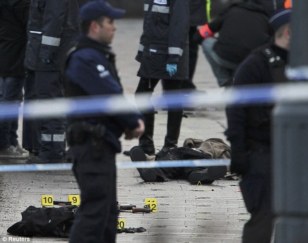 Cảnh sát bao vây khu vực kẻ tấn công đã chết tại quảng trường Place Saint Lambert