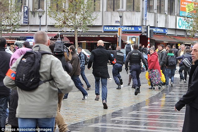 Những người mua sắm Giáng sinh hoảng loạn chạy trốn khi diễn ra vụ tấn công