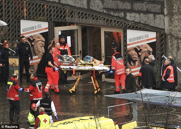 Một nạn nhân của vụ tấn công được đưa đi cấp cứu tại quảng trường Place Saint Lambert