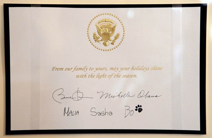 Một mẫu thiệp Giáng sinh của Nhà Trắng được đặt tại Phòng Vườn Đông.