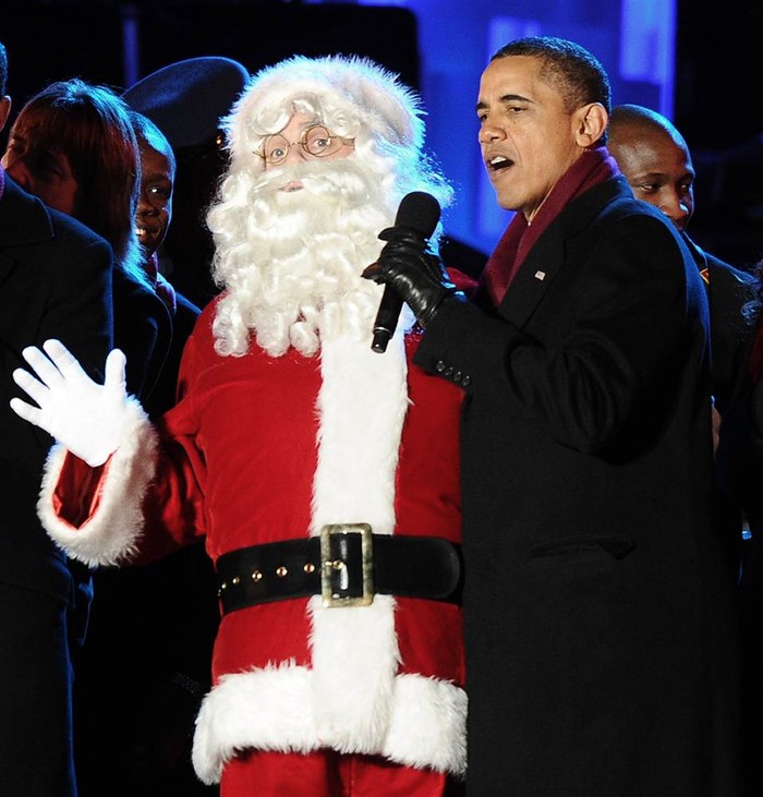 Tổng thống Barack Obama hát cùng ông già Noel trong lễ thắp sáng cây Giáng sinh quốc gia 2011 ngày 1 tháng 12.