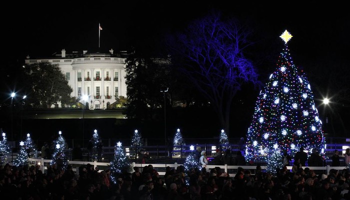 Cây Giáng sinh Quốc gia phía trước Nhà Trắng sau khi được thắp sáng hôm 1/12.