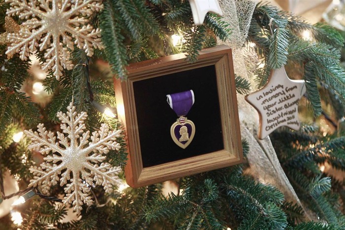 Một huy chương Purple Heart và một ngôi sao trang trí có kèm theo lời nhắn trên cây thông Noel trong Phòng Xanh của Nhà Trắng tại Washington. Các đồ trang trí cây thông này đều do trẻ em là con cái quân nhân Mỹ đang làm nhiệm vụ trên toàn thế giới gửi tới.