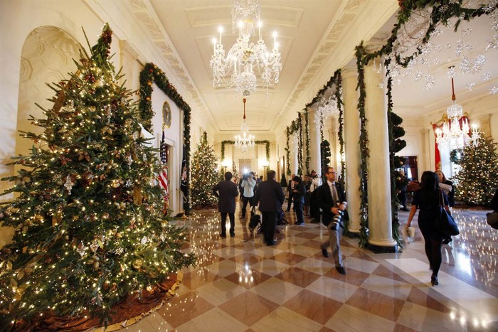 Các nhà báo, những người đầu tiên được mời tới thăm qua Nhà Trắng sau khi nơi đây được trang trí đón Giáng sinh tập trung tại Cross Hall vào ngày 30/11.