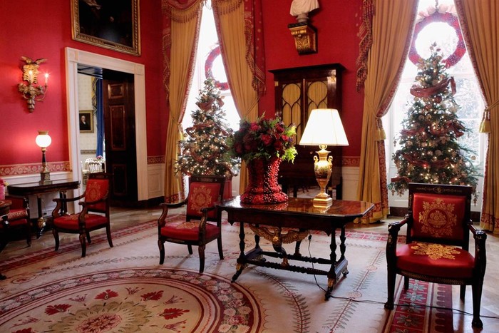 Hai cây thông trang trí được đặt cạnh cửa sổ trong Phòng Đỏ của Nhà Trắng.
