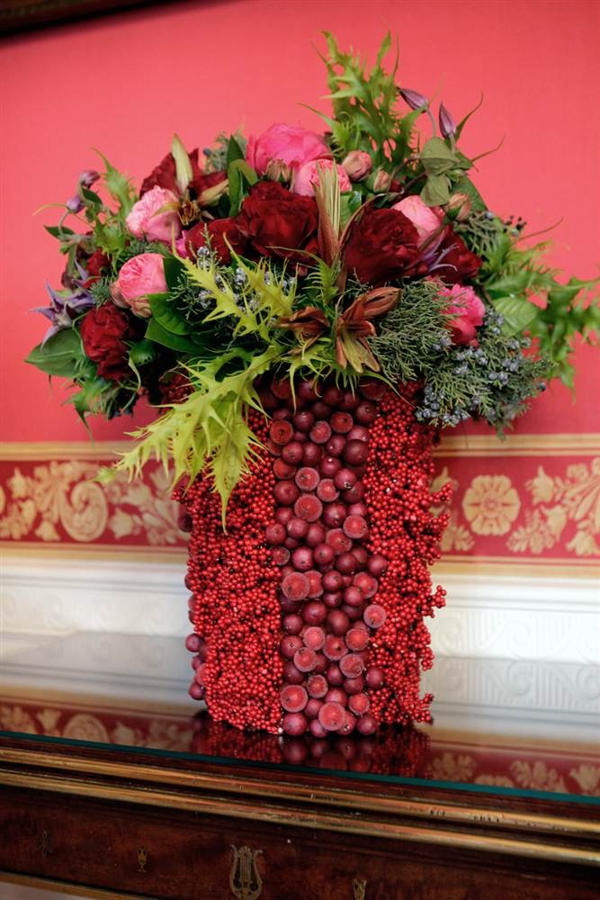 Một bình cắm hoa làm bằng tay trong Phòng Đỏ của Nhà Trắng.