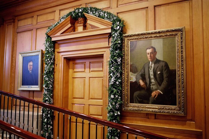Các dây hoa trang trí được dùng để viền quanh cửa bên trong lối vào Đông Phòng (East Visitor Entrance) của Nhà Trắng.