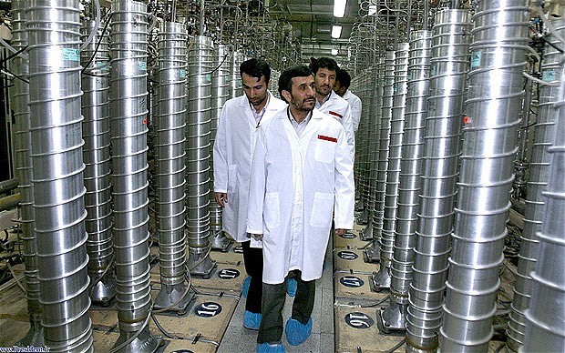 Tổng thống Iran Mahmoud Ahmadinejad thăm cơ sở làm giàu uranium Natanz