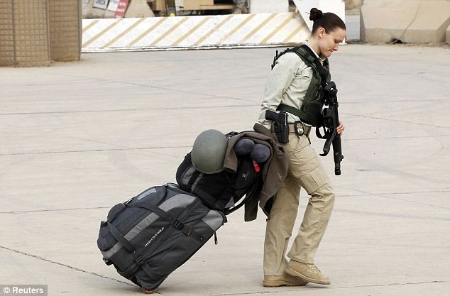 Một nữ binh sĩ Mỹ tại căn cứ quân sự Air Sather chuẩn bị rời khỏi Iraq.