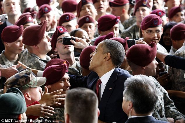 Tổng thống Barack Obama chào đón các binh sĩ từ Iraq trở về tạiFort Bragg, Bắc Carolina ngày 14/12.