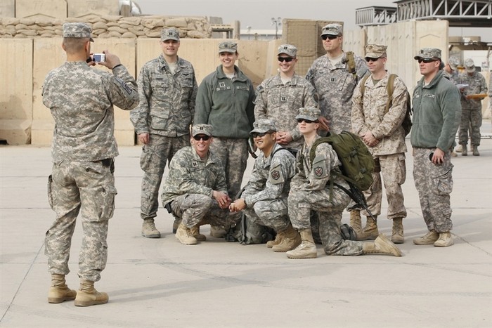 Những người lính Mỹ chụp ảnh lưu niệm tại căn cứ quân sự Air Sather gần Baghdad trước khi bắt đầu buổi lễ đánh dấu sự kết thúc nhiệm vụ kéo dài 9 năm của người Mỹ ở Iraq ngày 15/12