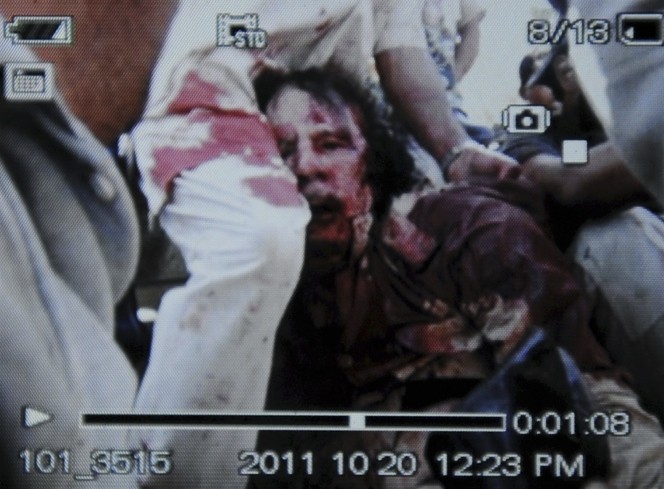 Khoảnh khắc Đại tá Gaddafi hấp hối sau khi bị bắn trọng thương sáng ngày 20/10/2011 được cắt từ đoạn video quay bằng máy điện thoại của nhiếp ảnh gia Philippe Desmazes của hãng AFP. Đây được coi là hình ảnh đầu tiên của Đại tá Gaddafi được công bố sau khi ông bị bắt giữ.