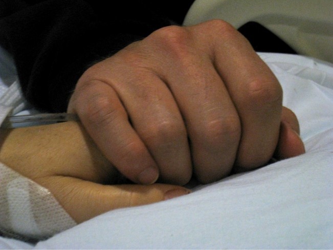 Một cái nắm tay ấm áp và yêu thương của phi hành gia Mark Kelly và vợ ông là Gabrielle Giffords được chụp vào ngày 9/1/2010. Bức ảnh được công bố sau khi bà Gabrielle qua đời vì bị một tay súng bắn chết bên ngoài siêu thị ở Tucson.