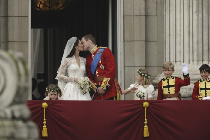 Hoàng tử Anh William hôn cô dâu Kate Middleton trong sự cổ vũ của dân chúng bên dưới tại ban công ở cung điện Buckingham.