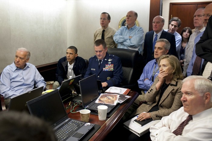Các quan chức cấp cao của chính phủ Mỹ căng thẳng theo dõi trực tiếp vụ tấn công tiêu diệt trùm khủng bố Osama bin Laden tại Nhà Trắng hôm 2/5.