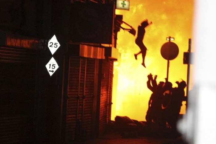 Bức ảnh chụp khoảnh khắc một phụ nữ nhảy ra khỏi tòa nhà đang bốc cháy tại phố Nhà thờ ở Croydon, tại London (Anh) ngày 8/8 của Amy Weston, một nhiếp ảnh gia làm việc cho hãng ảnh WENN có trụ sở trong thành phố.