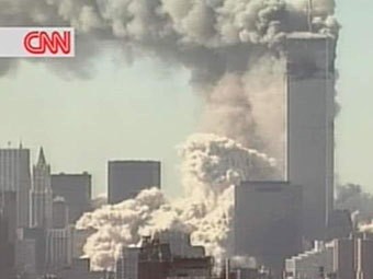 Tòa tháp đôi của trung tâm thương mại thế giới sụp đổ trong vụ tấn công khủng bố ngày 11/9/2011