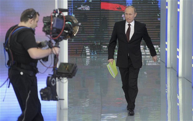 Thủ tướng Putin tham gia trả lời phỏng vấn trên kênh truyền hình quốc gia ngày 15/12. Ảnh Reuters