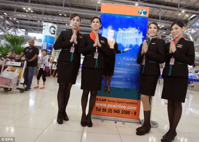 Bốn tiếp viên hàng không chuyển giới mới được tuyển dụng của PC Air: (từ trái sang phải) Nathatai Sukkaset, Dissanai Chitpraphachin, Phuntakarn Sringern và Chayathisa Nakmai