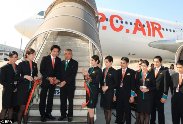 Chủ tịch PC Air Peter Chan trong buổi lễ khai trương chuyến bay mới, nơi có 4 nữ tiếp viên hàng không chuyển giới làm việc