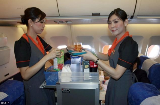 Nathatai Sukkaset (phải) và Phuntakarn Sringern phục vụ đồ uống cho hành khách trên chuyến bay Bangkok - Surat Thani