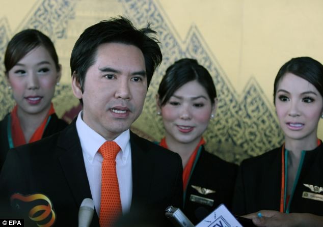 Chủ tịch PC Air Peter Chan và 4 nữ tiếp viên chuyển giới xinh đẹp của hãng