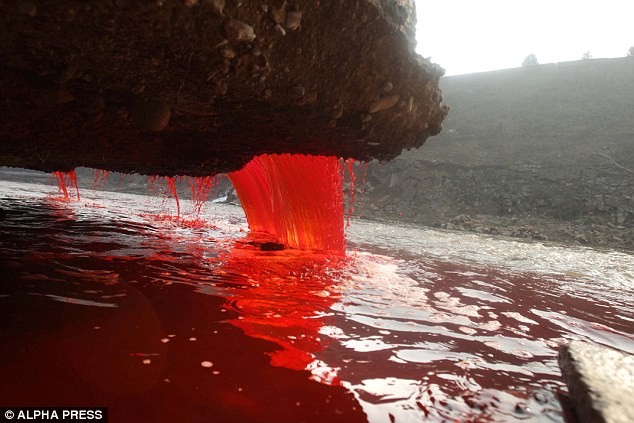 Nước nhuộm vải màu đỏ được xả trực tiếp xuống dòng sông gây ô nhiễm nặng