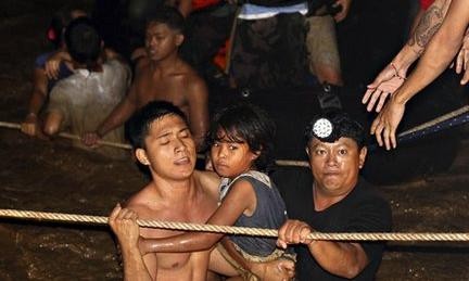 Người dân Philippines tại vùng tâm bão được sơ tán trong đêm 16/12. Ảnh BBC