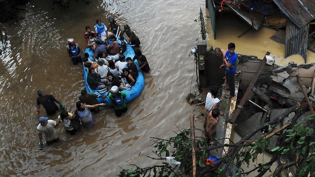 Người dân tại thành phố Cagayan de Oro được giúp đỡ sơ tán. Ảnh AP