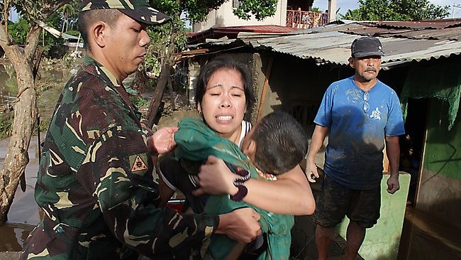 Quân đội giúp đỡ sơ tán người dân tại thành phố Iligan. Ảnh AFP
