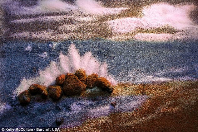 Kelly dùng muối để tạo ra những đám mây và sóng biển trong tác phẩm "Crashing Waves"