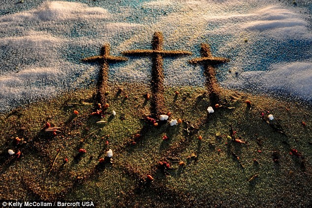 Tác phẩm "Three Crosses" được làm từ hạt tiêu