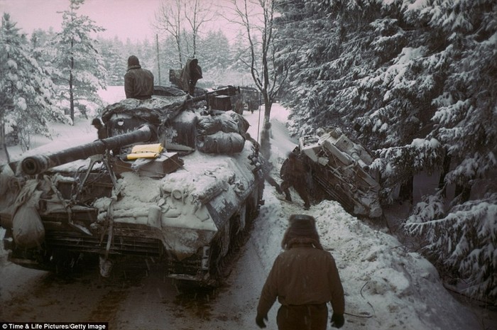 Một xe tăng Sherman M4 của Mỹ bị trượt khởi đường trong lúc băng qua rừng Ardennes để tiến tới ngăn chặn quân Đức.