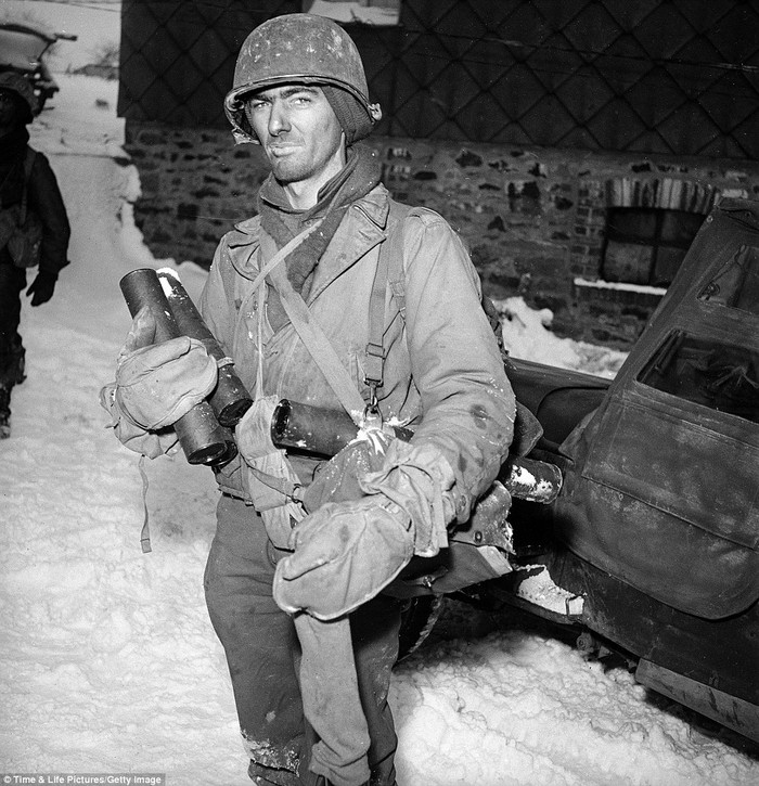Một lính Mỹ đầy mệt mỏi tại gần thị trấn ở Murrigen trong tháng 1/1945