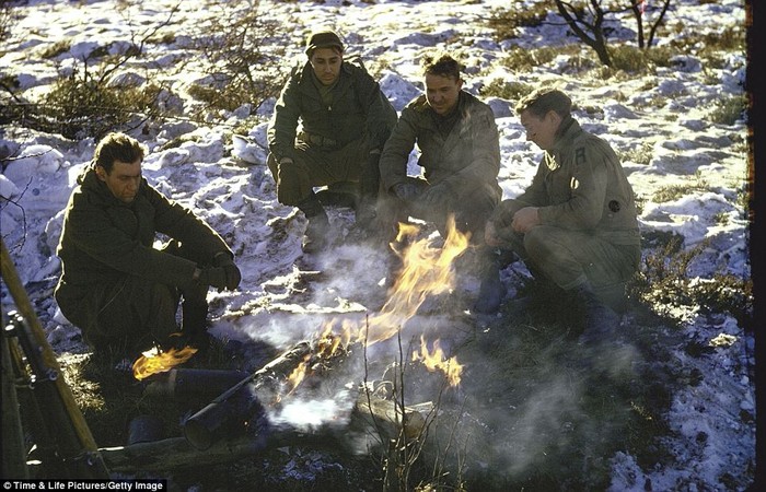 Lính Mỹ đốt lửa sưởi ấm giữa ban ngày ở phía bắc rừng Ardennes trong thời gian diễn ra trận "Battle of the Bulge"