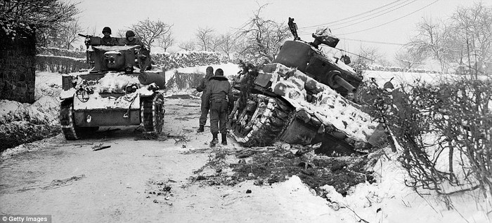 Xe tăng của quân Mỹ gặp khó khăn khi di chuyển tại Amonines, Bỉ trong tháng 1/1945