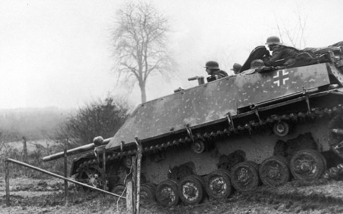 Các binh lính phát xít Đức và chiếc Jagdpanzer IV/70