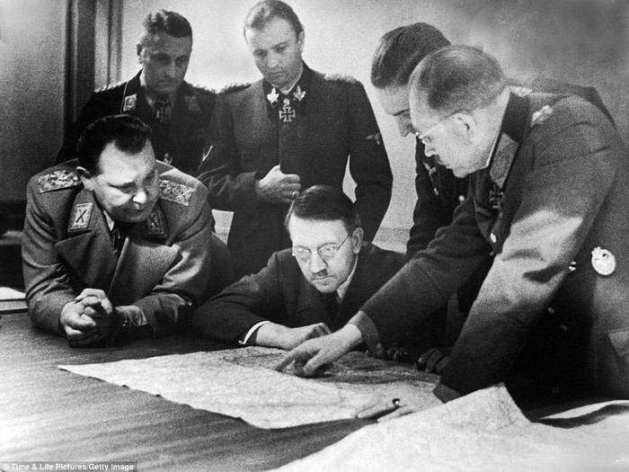 Tướng Von Rundstedt, chỉ huy trận chiến, Adolf Hitler và các thành viên của Bộ Tham mưu quân đội Đức xem xét kế hoạch tiến hành hoạt động "Bodenplatte", một cuộc không kích nhằm vào phe Đồng Minh trong "Trận Ardennes"