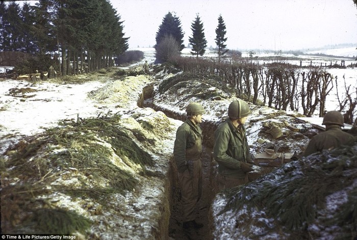 Lính Mỹ trong hào được đào dọc theo một hàng rào tuyết ở phía bắc rừng Ardennes trong "Trận Ardennes"