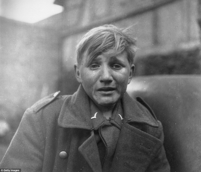 Hans-Georg Henke, một người lính của quân phát xít mới 15 tuổi khóc sau khi bị các binh sĩ thuộc đơn vị số 9 của Mỹ bắt sống tại Đức vào tháng 3/1945