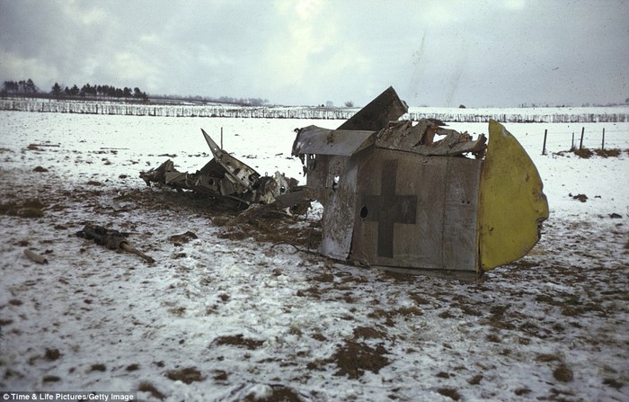 Xác máy bay của quân Đức bị bắn hạ trên cánh đồng tuyết trong rừng Ardennes